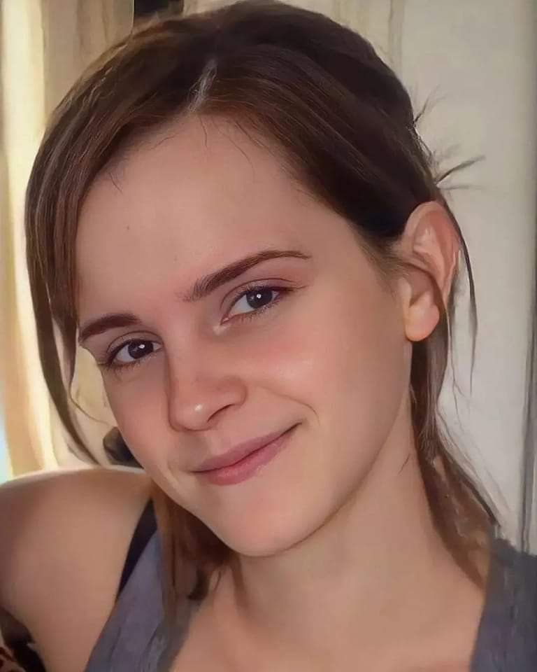 CAIbpw4O Emma Watson 04.jpg